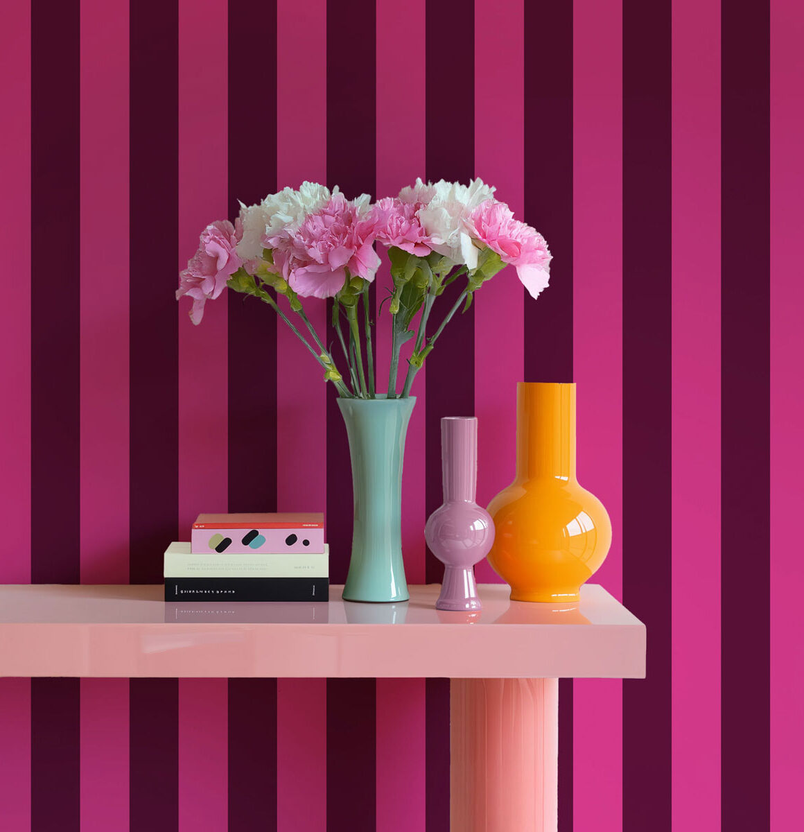 Papier peint à rayures rose bonbon et aubergine