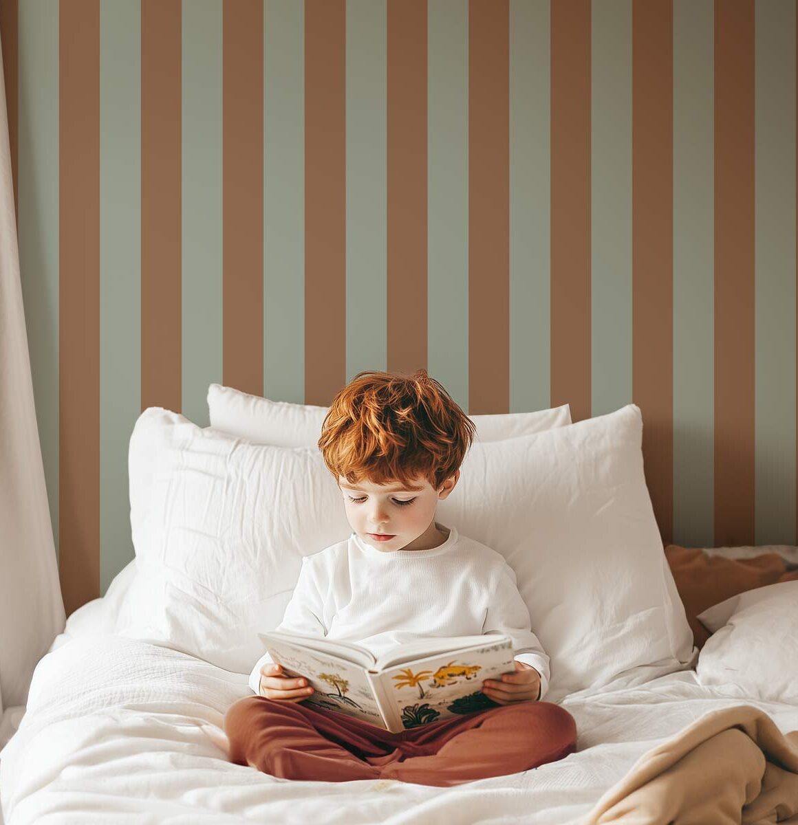Tapisserie à rayures marron et vert chambre enfant