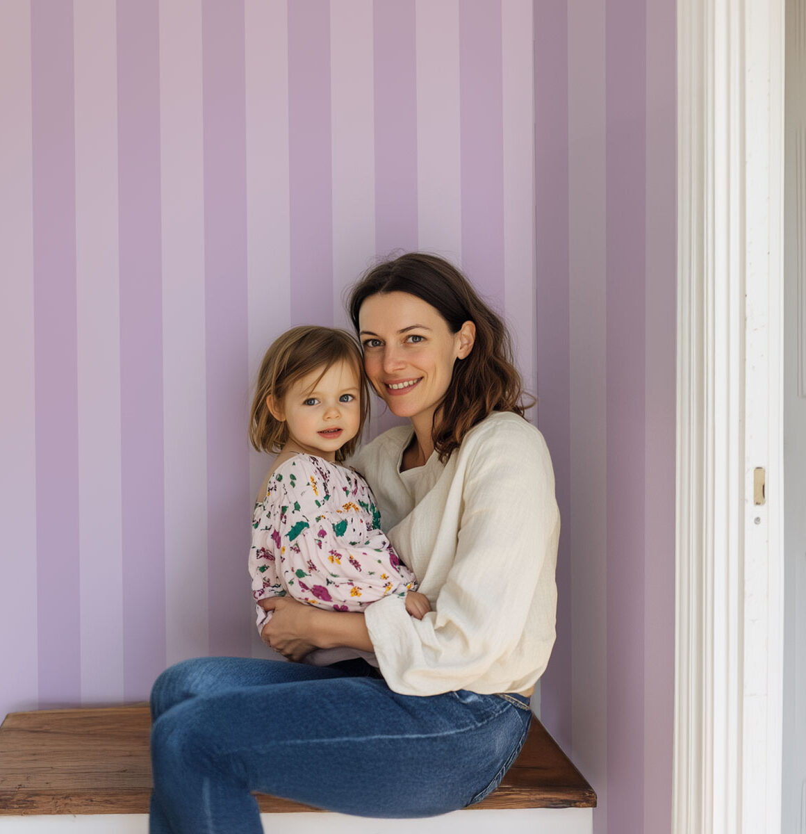 Papier peint à rayures violettes chambre fille