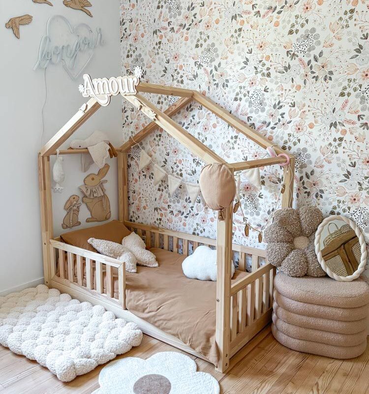 papier-peint-fleurs-rose-chambre